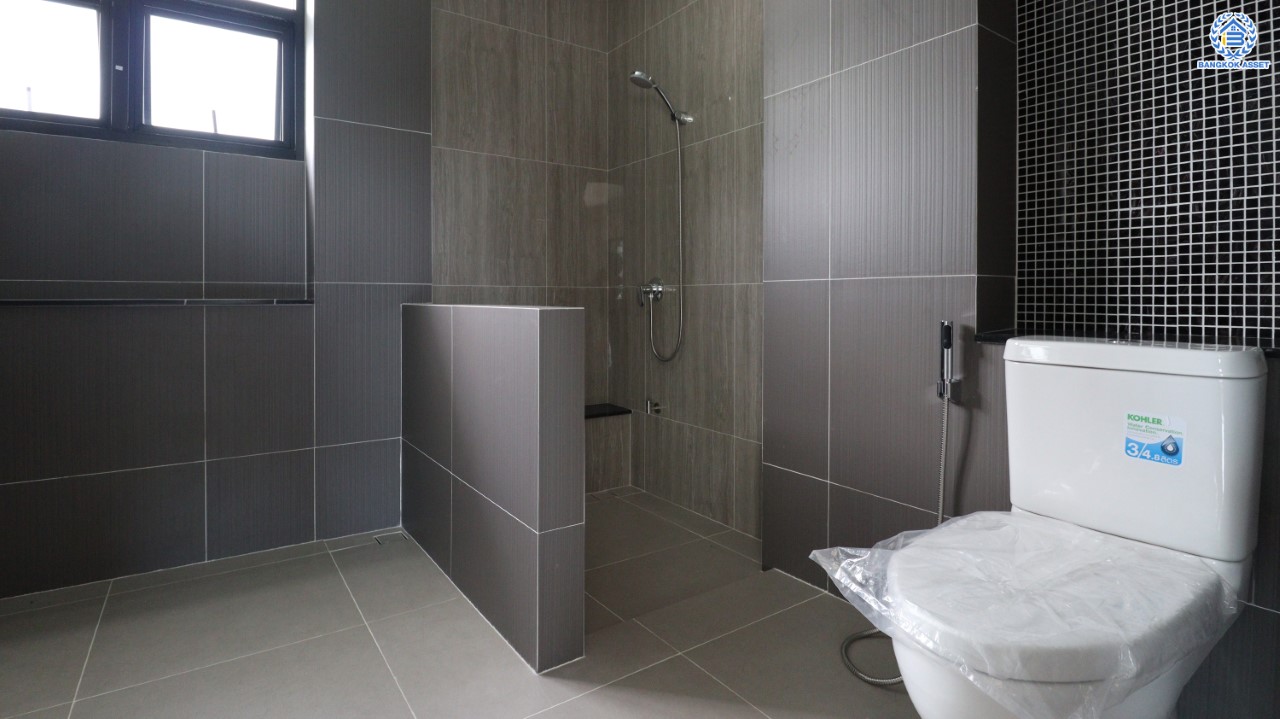 บ้านมือสองตกแต่งใหม่ ม.ราชพฤกษ์ บางบอน4 หลังมุม ตกแต่งหรูหรา ดีไซน์ Classic เนื้อที่ 103.1 ตร.ว. ฟังก์ชัน 3 ห้องนอน 3 ห้องน้ำ จอดรถได้ 4 คัน พื้นที่สนามหญ้าด้านข้างกว้างกว่า 242 ตร.ม. บนทำเลศักยภาพ เชื่อมต่อหลายเส้นทาง ใกล้เดอะมอลล์บางแค จุดขึ้นทางด่วน "เพชรเกษม" และรถไฟฟ้าสายสีน้ำเงิน "สถานีหลักสอง"